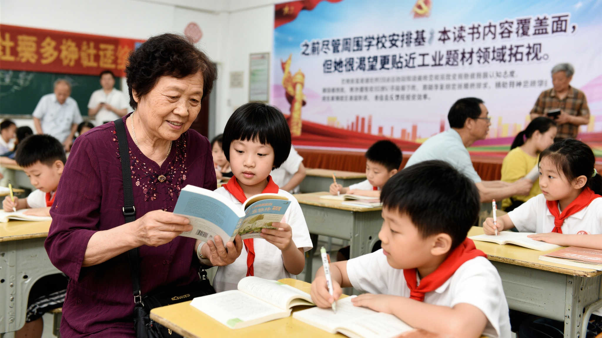 外来务工子女畅游青岛纺织博物馆，福彩助力圆梦
